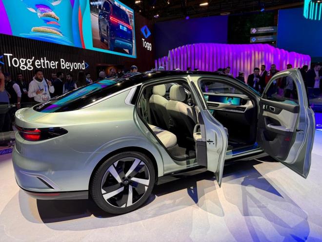 600 KLOMETREYE VARAN MENZL SEENE    Karaka, CES'te ikinci akll cihazlarnn yan sra kresel pazarlara almaya hazr olan dijital deneyim platformu ve temiz enerji zmlerini de ziyaretiler ile buluturduklarn vurgulad.    Ayrca Karaka, T10X'in Avrupa'da ilk olarak Almanya'da yl sonu itibaryla satlarna balanacan aktard.    2025 yl ierisinde nce Trkiye'de, sonrasnda ise Avrupa pazarnda kullanclar ile buluacak T10F, RWD (standart menzil arkadan iti), RWD (uzun menzil arkadan iti) ve ift motorlu olmak zere  farkl teknik ve iki farkl donanm zelliiyle pazara kacak.    160 kW / 217 beygir g ve 350 Nm tork reten T10F, RWD (arkadan iti), iki farkl batarya seeneiyle 350+ ve 600 kilometreye varan menzillere sahip olacak.