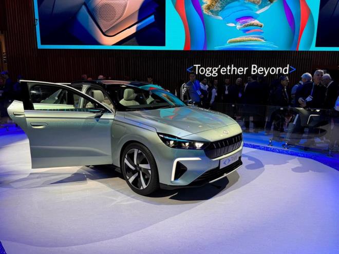 Yan izgilere dinamik bir ekilde balanan farlar da n tarafa sportif bir grnm kazandryor. T10F'nin n ksmnda, sportif n panele entegre edilmi uzun, ince dn gstergeleri ile bir Togg imzas olan 'bumerang' eklindeki gndz farlar yer alyor.    n ksmda bamsz MacPherson ve arka ksmda tamamen bamsz entegre ok balantl sspansiyon, T10F'nin sportif, dinamik bir tutula uyumlu zarif bir sr deneyimine imkan salyor.