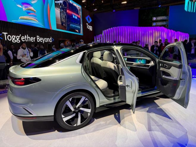 TOGG st Yneticisi (CEO) Grcan Karaka, TOGG standnda, uluslararas katlmclar ve medya mensuplarnn yer ald al sunumunda yapt konumada, bu yl nc kez dnyann en byk teknoloji fuar CES?e katldklarn syledi.    Fuarda, btn faaliyet alanlarnda kullanclarla buluturduklar rn ve hizmetlerin bugnk ve gelecek kabiliyetlerini anlattklarn dile getiren Karaka, bunun yan sra ikinci akll cihazlar T10F ile dnya kamuoyunun karsna ktklarn anlatt.