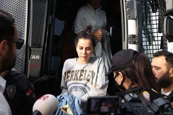 Sosyal medya fenomeni Dilan Polat'n cezaevinde olmad ortaya kt. Dilan Polat, ei Engin Polat, kardei Sla Dou'nun da aralarnda olduu 14 pheli, kara para aklama sulamasyla 5 Kasm Pazar Gn tutuklanmt.