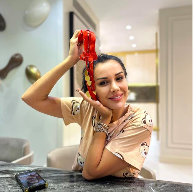 Bir tutuklu ile ayn odada kalan Dilan Polat'n uzun sredir kulland antidepresan ilalar deitirildi. 11 gndr tedavi altnda olan Polat' ilk ziyarete gelenler de ocuklar oldu. Dilan Polat yeniden cezaevine mi gidecek yoksa hastanede kalmaya devam m edecek? te bu karar nmzdeki gnlerde doktorlar verecek.