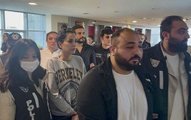 Dian Polat'n avukat Hseyin Kaya, mvekkilinin ocuklarn ok zlediini ve bu yzden psikolojisinin bozulduunu syledi. Kaya, Polat'n yrmekte zorlandn ve yznde uyuma olduunu da ifade etti.