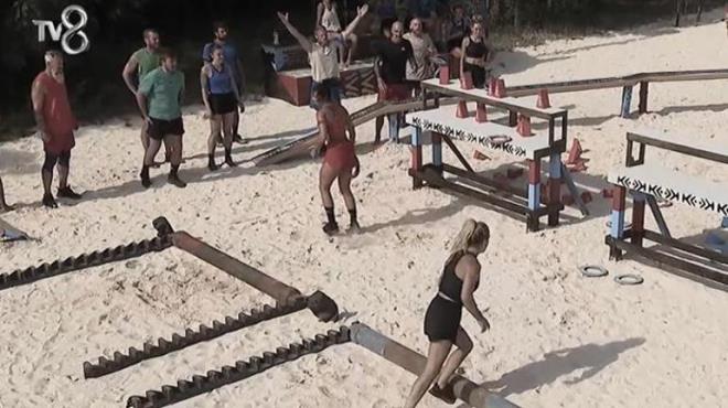 'SAHTEKARLIK YAPIYORSUN'  <p>  Gizem dl oyununda yarrken Yaman'n Seda'nn yar kazanm, oyun bitmi gibi davranmasna sinirlendi. Yaman herkesin yaptn syledi. Turabi, 'Atamyor baka, bitiyor gibi davranmak baka. Sahtekarlk yapyorsun orada. Sen Survivor deilsin' dedi. Yaman da ikisinin Survivor'da eit olduunu syledi.