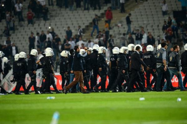 <b>BBC SPORT:</b> �stanbul'daki Be�ikta� Galatasaray derbisi terk edildi. Be�ikta� taraftar�n�n sahay� i�gali sonras� iki tak�m oyuncular� da yakla��k 40 dakikas�n� soyunma odas�nda ge�irdi.