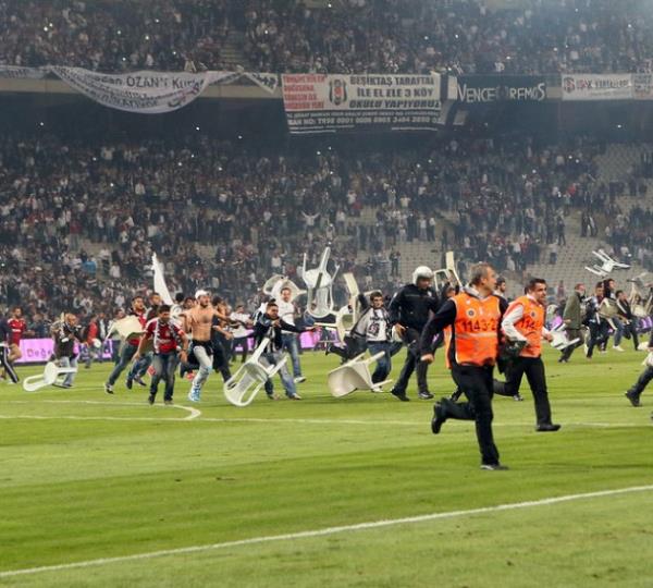 <b>WORLD FOOTBALL:</b> Didier Drogba ezeli rakiplerini forse etti �stanbul derbisi 93. dakikada tatil edildi.