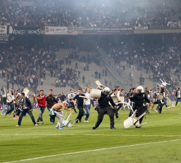 <b>SOCCER NEWS:</b> Rekor say�da 76 bin ki�inin izledi�i �stanbul derbisinde olaylar ��kt�. Ma��n son b�l�m�nde taraftarlar sahaya dald�. Ma� tatil tatil edildi.