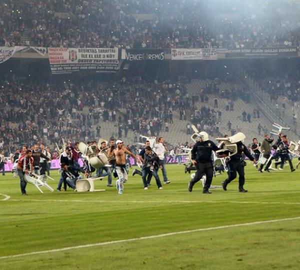 <b>101 GREAT GOALS:</b> Kaos! Felipe Melo Galatasaray ad�na k�rm�z� kart g�rd�, Be�ikta� taraftar� sahay� i�gal etti. Oyuncular sahay� terk etti.