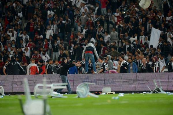 <b>EUROSPORT �ngiltere:</b> �stanbul derbisi durduruldu. Y�zlerce Be�ikta� taraftar� Be�ikta� ile Galatasaray aras�ndaki �stanbul derbisinde Olimpiyat Stadyumu �imlerine dald�.