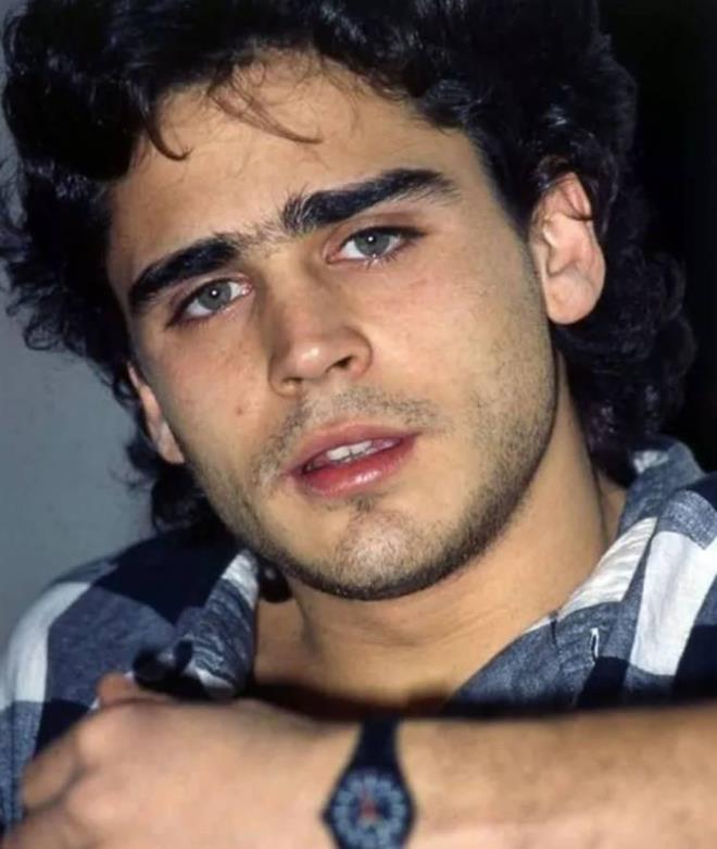 2015 ylnda Amerika'nn New Jersey eyaletinde ei Nermin Bezmen'le birlikte tanan Savac, klasik otomobil hobisini Amerika'da i frsatna evirdi.