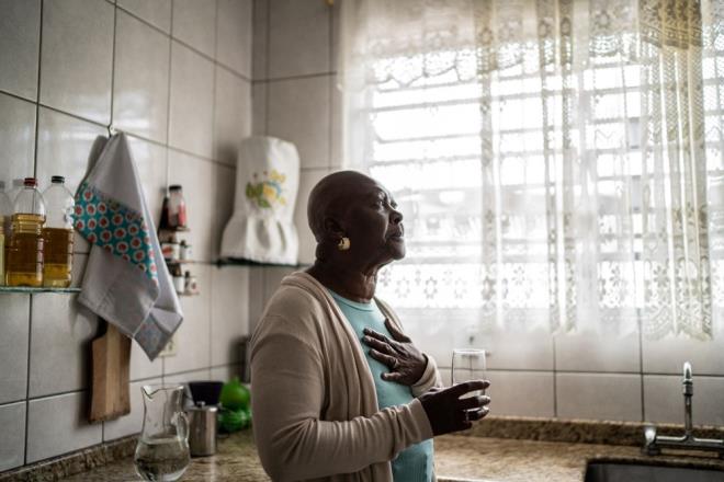 Birleik Krallk'ta kalp ve dolam hastalklarnn en yaygn lm nedenlerinden bir iolduu belirtilirken, her yl lmlerin yaklak drtte brinden sorumlu olduu kaydedildi.    Biroumuz gs ars ve nefes darl gibi gs etkileyen baz yaygn kalp hastal belirtilerinin farkndayz.    Ancak, daha az ciddiyet tayan baz rahatszlklarn da kolayca kartrlabildii baz belirtilerinde olduu akland.    Aslnda, grip olarak yanl tehis edilebilecek drt kalp hastal belirtisi yle;