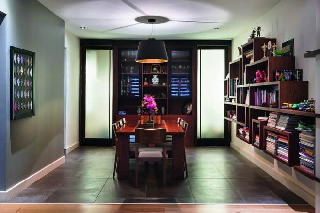 atda byk bir banyonun da olduu yatak odas bulunuyor. Bahe ve garaj parti alan olarak dzenlenmi.