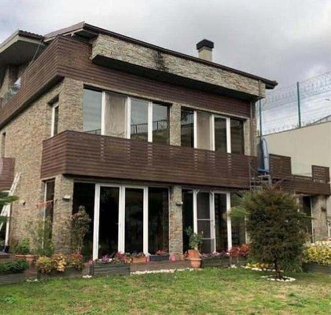 kel'in yaad evin giri kat salon, yemek odas, mutfak ve misafir tuvaletinden oluuyor.