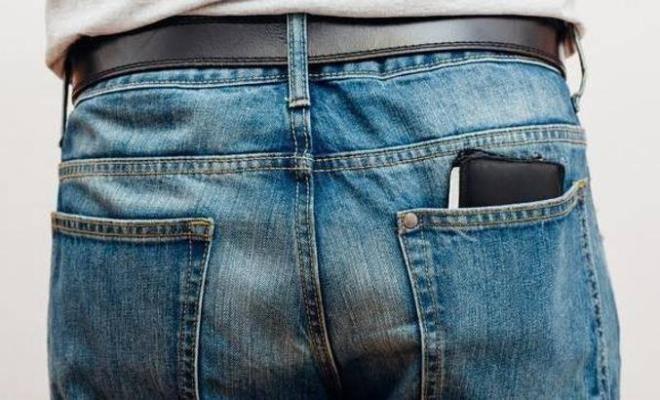 zellikle ergenlerde omurgada ekil bozukluu ve skolyoz olumasna neden olabiliyor. Bu yzden son zamanlarda erkek pantolonlardaki arka cepler kala ksmna deil daha aa uyluk ksmna dikiliyor.