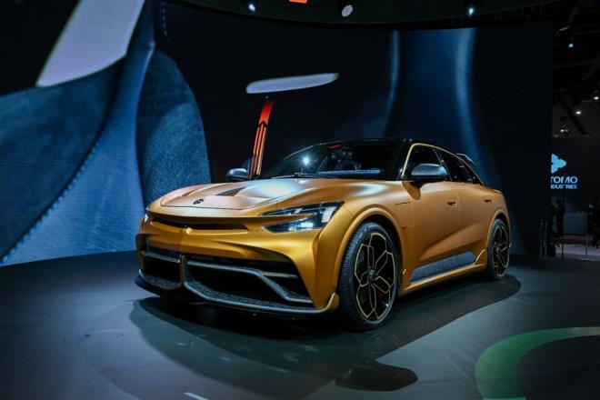 ABD Kaliforniya merkezli elektrikli otomobil reticisi Mullen, gl crossover modelini, Tketici Elektronii Fuar'nda (CES 2024) tantt.