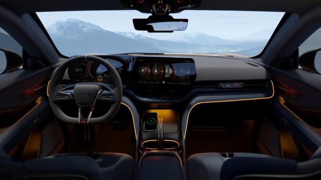 erde ise yz tanma sistemine sahip iki byk ekran yer alyor. Deri ve alkantara kaplaman kap ileri ve koltuklar bulunuyor.