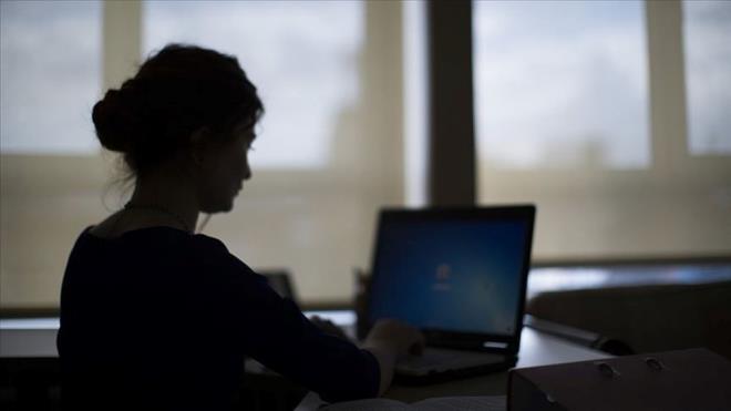 Yapay zeka hakknda bilinmesi gereken 10 ey - 7  TOPLUMUN BELRL KESMLERNE NYARGILI    Yapay zekaya Kuzey Amerikal, beyaz, niversite mezunu erkekler hakim ve bu yaygn olarak kabul edilen bir sorun.    Ses tanma teknolojisi iin yapay zeka modelleri; beyaz, erkek ve niversite eitimi alm Amerikallarn ses kaytlarn kulland.    Bu veri kmesinin dndaysanz, rnein kadnsanz, ses tanma sistemi sizi anlama konusunda pek iyi bir i karmyor.    Bir sohbet yazlmn eitmek iin dilin birok farkl kullanm rneine ihtiyacnz var.    Yapay zeka yaygn olmayan diller konusunda hibir dijital ayak izi takibi yapmyor. Bu da yapay zekann daha geni yelpazedeki insan gr ve deneyimlerini kapsama konusunda baarszlyla ilgili ince bir tehlike.