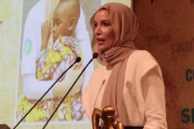 Dnya gndemi, gnlerdir ABD'li sapk milyarder Jeffrey Epstein davasnda aklanan belgelerle sarslmaya devam ederken nl isim Gamze zelik son paylamyla dikkatlerini zerine ekti.