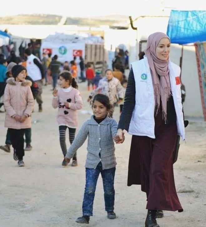 Oyunculuu brakarak kurduu dernekle yardma muhta insanlara dnyann drt bir yannda yardm eden nl isim Gamze zelik gnlerdir dnya medyasnda tartlan ve birok nl ismin ifa olduu pedofil Jeffrey Epstein skandal ile ilgili tepkisini dile getirdi.