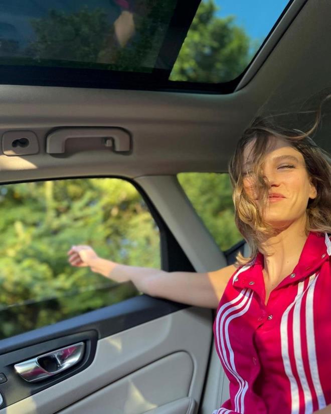 Ayrca sesinin gzelliiyle bilinen Serenay Sarkaya, Mert Demir'in "Atee Dtm" adl parasnda vokalistlik yaptn "Vokal yapan benim evet" diyerek aklamt.