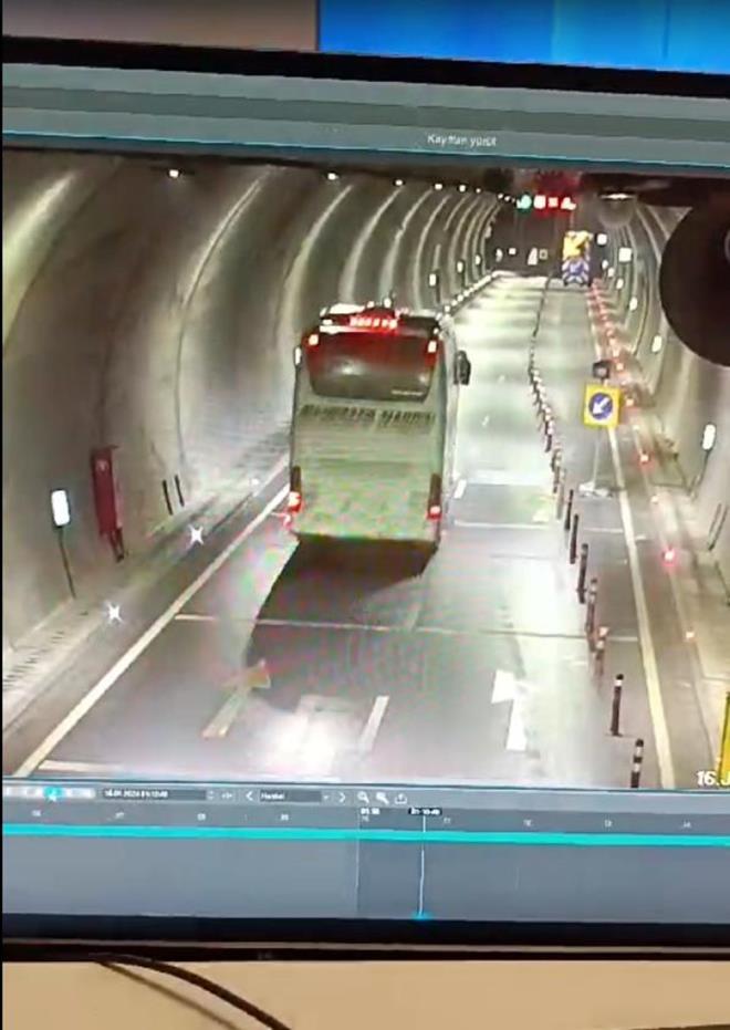 Aklamada, hayatn kaybeden 9 vatandan yaknlarna basal dilenerek yle denildi:    "Ulatrma Hizmetleri Dzenleme Genel Mdrl olarak kaza sonras Ulatrma Elektronik Takip ve Denetim Sistemi?ne bildirilen veriler hzla incelenmi, bildirilen veriler dorultusunda 48 koltuk tama kapasitesine sahip olan otobste 38 yolcunun seyahat ettii, ynetmelik gereince bulunmas gereken ofr ve grevli olduu tespit edilmitir. Kazann meydana geldii tnel, 2017 Mart aynda tat trafiine almtr. Yaklak 6 yldr hizmet veren ve her yl ortalama 12 milyon ara geii olan bu mevkide bugne kadar herhangi bir lml kaza yaanmamtr. Ancak kazann meydana geldii 1124 metre uzunluundaki Saryar-2 Tneli knda sz konusu aracn tnel ii giri ve klarndan sonra kademeli olarak 50, 40 ve 30 kilometre hza inmesi gerekirken, 3 kat olan 98,7 kilometre hzla seyrettii grntlerle belirlenmitir. Maalesef srcnn bu yndeki trafik iaret ve iaretilerine uymad tespit edilmitir. Bir anlk dikkatsizliin byk kayplara sebep olduunu grdmz bu kaza gibi ac verici olaylarn bir daha yaanmamas iin trafik kurallarna harfiyen uyulmasn, uyarc trafik iaret ve iareti levhalarna dikkat edilmesini tm srclerimizden nemle rica ederiz."