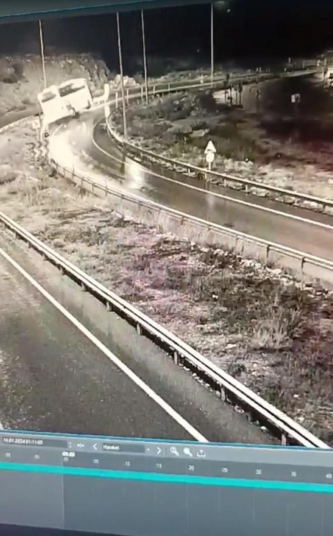 zxxz  NE OLMUTU?    Mersin'in Aydnck ilesinde, ehirler aras yolcu otobsnn devrilmesi sonucu 9 kii hayatn kaybetti, 13' ar 30 kii yaraland.