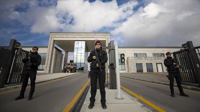 MT  BAVURUSU N GENEL ARTLAR    Personel almlar istihbarat uzman, dil uzman, mhendis, HA sistemleri pilotu, tekniker, koruma ve emniyet memuru branlarnda yaplmakta, artlar salamanz halinde bu branlardan birine bavurmanz beklenmektedir. Ancak bu branlardan herhangi biri iin gerekli artlar salamamakla birlikte belirli bir alanda bilgi, beceri, yetenek veya tecrbe sahibi olduunuzu dnyorsanz, zgemi formunu doldurarak genel bavuru yapabilirsiniz.    Genel bavuru yapabilmek iin aadaki temel artlar salamanz gerekmektedir:    Trkiye Cumhuriyeti vatanda olmak  35 yan doldurmam olmak  En az niversitelerin rgn eitim veren meslek yksekokulu programlarnn birinden n lisans mezunu olmak (Yurt d mezuniyetlerinde YK denklii aranmaktadr).