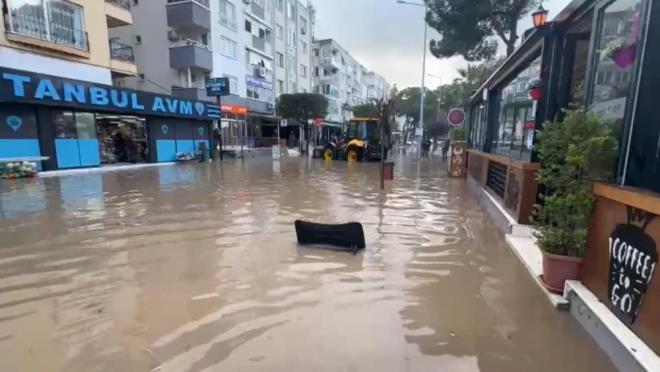 Meteorolojinin saanak uyarsnn ardndan dn akam saatlerinde balayp, gece boyunca etkisini srdren iddetli ya, zellikle zmir'in Dikili ilesinde hayat olumsuz etkiledi.