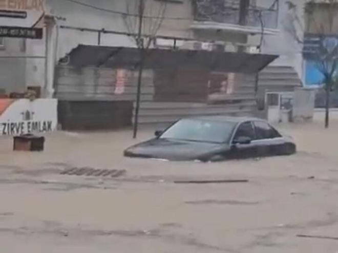 zmir'in Dikili ilesini sel vurdu.