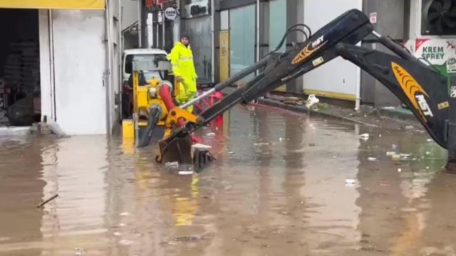 le merkezindeki bata ehit Sami Akbulut Caddesi olmak zere cadde ve sokaklar suyla doldu.