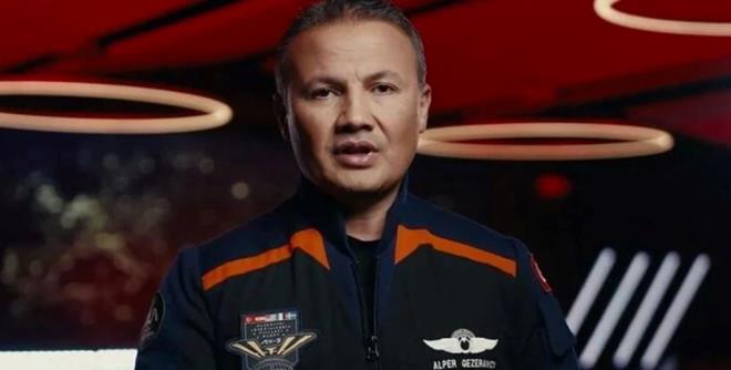 ALPER GEZERAVCI'NIN YANINDA BULUNDURACAI EYLER    Ax-3 uzay grevine gidecek uzay yolcular beraberlerinde kiisel ve lkelerini simgeleyen baz objeler de gtrecekler. Gezeravc'nn bavulunda bata yeeni olmak zere, aile bireylerinin fotoraflar, Yrk kltrne ait baz objeler, Cumhurbakan Erdoan'n kendilerine verdii Trk bayra olacak.