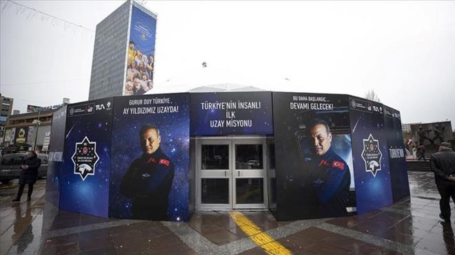 Axiom Space?in internet sitesinde yer alan bilgiye gre Gezeravc, stanbul Hava Harp Okulu'nda Elektronik Mhendislii alannda lisans eitimini tamamlad. Ayrca Wright-Patterson Hava Kuvvetleri ss'ndeki Hava Kuvvetleri Teknoloji Enstits'nde yksek lisans yapt.    Trk Hava Kuvvetleri'nde sava pilotu olarak grev yapan Gezeravc, aralarnda F-16'nn da bulunduu birok uakta 15 yllk uu tecrbesine sahip. Ayrca Trk Hava Yollar'nda yedi yl kaptan pilotluk yapt.    Gezeravc, son olarak Standardizasyon Filosu Akademik Kanat Komutan olarak Adana'daki 10'uncu s Komuta Birimi'ne atand. Filonun standardizasyonu ve deerlendirilmesi, tm eitim dokmanlarnn Hava Kuvvetleri standartlarna gre dzenlenmesi, tm F-16 ve KC-135R pilotlarnn kontrol uular ncesinde snavlarnn yaplmas ve filo dokmantasyon standartlarnn denetlenmesinden sorumluydu.