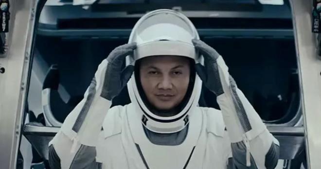 lk Trk uzay yolcusu Alper Gezeravc, Ax-3 misyonunda spanyol, talyan ve sveli astronotlarla birlikte grev alacak. 14 gn boyunca Uluslararas Uzay stasyonu'nda eitli bilim misyonlarn gerekletirecek olan Gezeravc'nn hayat ve kariyeriyi merak ediliyor.