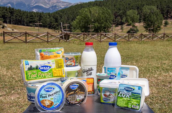 Bursa?nn markas<br>  Bykehir Belediye Bakan Alinur Akta, BESA?n kurulduu gnden bu yana ?Tek karmz salnz? slogan ile retime devam ettiini hatrlatarak, kalite, ekonomi ve hijyenden taviz verilmediini hatrlatt. Gerek st rnleri gerekse unlu mamullerde mevzuata tamamen uyulduunu ifade eden Bakan Akta, ?Trkiye?nin en ucuz halk ekmeini en kaliteli artlarda reterek vatandalarmza ulatryoruz. Greve geldiimiz 2017 yl Kasm ayndan bu yana 26 milyon litreden fazla st iftilerimizden aldk. BESA kurulduu zamanda sadece ekmek reten bir firmayd. Bugn ise gn getike artan ihtiyalar dorultusunda 500?n zerinde sat noktasyla retilen rnlerin yannda 150 eide yakn temel tketim ve gda maddelerinin satn da gerekletiren bir kurum haline geldi. Vatandalarmz bayilere gittiinde kalite kontrol BESA tarafndan gerekletirilen rnleri gvenle alyor. 2024 ylnda da BESA?n kendi retimi olan rn eitliliini, yaplan ar-ge almalar dorultusunda artrmay hedefliyoruz. Her geen gn rnlerin saysn vatandalarmzdan gelen talepler dorultusunda artrarak, yelpazemizi geniletmeye devam ediyoruz. BESA?ta hizmet kalitesini artrmak adna yatrmlarmza devam ediyoruz? diye konutu.