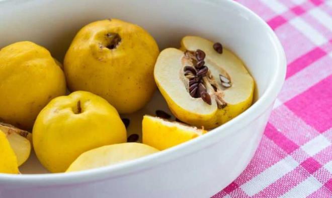 Potasyum, magnezyum, manganez ve C vitamini asndan zengin olan ayva, zellikle sinir sistemi ve kas fonksiyonlar iin nemlidir.     <br>    Geceleri 1 dilim ayva yiyip uyumak, faydasndan yararlanmak iin ok etkilidir.