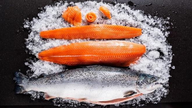 SAĞLIKLI YAĞLAR    Somon ve sardalye gibi yağlı balıklar, kan basıncını ve genel kalp sağlığını kontrol etmeye yardımcı olan önemli omega 3 yağlarıyla dolu.    Bu yağlar aynı zamanda doğal yağ bariyerini koruyarak, cildi nemlendirerek ve ince çizgilerin görünümünü azaltarak cildinizin iyi görünmesini sağlıyor.    Sağlıklı yağların bir diğer kaynağı da kalp sağlığına yardımcı olabilecek zeytin ve kolza yağı.