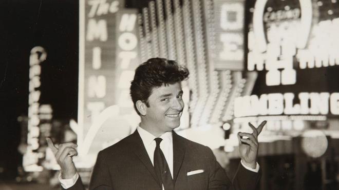 S�NEMAYA 1954'TE ADIM ATTI    Sanat�� 1954'te "Beklenen �ark�" adl� filmle ilk kez sinemaya ad�m atarken, bu filmde T�rk sinemas�n�n ilk kad�n y�netmeni ve ilk kad�n y�ld�z� Cahide Sonku ile ba�rol� payla�t�. M�ren'in 10 bestesinin de yer ald��� m�zikal film, sanat��y� g�rmek isteyenlerin ilgisi sonucu gi�e rekorlar� k�rd�.    M�ren, daha sonra sinema kariyerinde basamaklar� h�zla ��karak, 17 filmde ba�rol oynad�. Sekt�rde en y�ksek rakaml� s�zle�melere imza atan sanat��, 1955'te Arena Tiyatrosu'nun "�ay ve Sempati" adl� oyununda da ba�rol oynad�.    Genellikle oynad��� filmlere "Berdu�", "Hayat Bazen Tatl�d�r", "Alt�n Kafes", "Bir Yaz Ya�muru" gibi kendi besteledi�i �ark�lar�n adlar�n� veren sanat��, d�nemin en pop�ler, aran�lan sesi ve y�z� oldu.