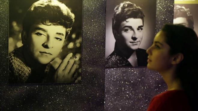 TRT SINAVINDA B�R�NC� OLDU    Ye�il�am'�n �nl� rejis�r� Ar�avir Alyanak'�n babas� Agopos Efendi ile Udi Krikor'dan da dersler alarak musiki e�itimini s�rd�ren sanat��, olgunluk imtihanlar�n� pekiyi dereceyle vererek, 1950'de �stanbul Devlet G�zel Sanatlar Akademisi'ne (Mimar Sinan G�zel Sanatlar �niversitesi) girdi. Y�ksek S�sleme B�l�m� Sabih G�zen at�lyesinden birincilikle mezun olan sanat��, ��rencilik y�llar�ndan ba�lad��� desen �al��malar�n� pek �ok kez a�t��� sergilerle sanatseverlerin be�enisine sundu.    �niversiteye girdi�i y�l TRT �stanbul Radyosu'nun a�t��� ve 186 aday�n kat�ld��� solistlik s�nav�n� birincilikle kazanan Zeki M�ren, 1 Ocak 1951'de �stanbul Radyosunda canl� olarak yay�mlanan bir programda ilk radyo konserini verdi. Bu konserde kendisine e�lik eden saz ekibi aras�nda Hakk� Derman, Serif ��li, ��kr� Tunar, Refik Fersan ve Necdet Gezen yer ald�.    M�ren, ba�ar�l� ge�en ilk konserin ard�ndan radyolarda d�zenli ve bir�o�u canl� olmak �zere 15 y�l eserler seslendirdi.