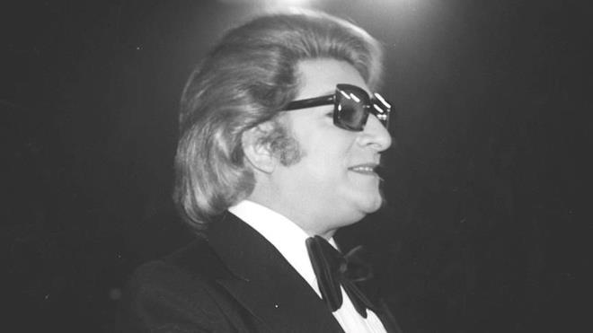 Farkl� tarz� ve duygulu sesiyle b�y�k bir hayran kitlesine sahip olan besteci, s�z yazar�, yorumcu ve oyuncu M�ren, �sk�p'ten Bursa'ya g�� eden Kaya ve Hayriye M�ren �iftinin tek �ocu�u olarak 6 Aral�k 1931'de d�nyaya geldi.    Usta sanat��, ilk musiki na�melerini sesinin g�zelli�iyle tan�nan �ehadet Camii m�ezzini B��k�c� Mehmet Efendi'den duyarak, 3 ya��nda �ark� s�ylemeye ba�lad�.    Annesinin yard�m�yla alfabeyi 5 ya��ndayken ��renen M�ren, ilk ve orta ��renimini Bursa'da tamamlad�.    Yetene�i hen�z ilk okuldayken ��retmenleri taraf�ndan fark edilen M�ren, ilkokulda bir piyeste �oban rol�n� canland�rd�.