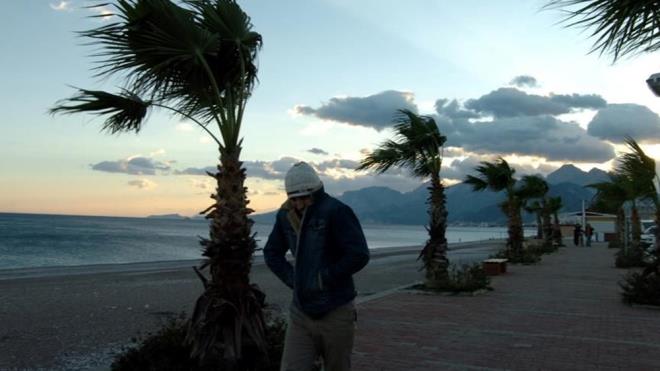 KUVVETL� R�ZGAR UYARISI: R�zg�r�n, Marmara B�lgesi ve Ege k�y�lar�nda g�ney ve g�neybat� y�nlerden kuvvetli, yer yer f�rt�na �eklinde (50-80 km/sa) esmesi beklendi�inden, olu�abilecek olumsuzluklara kar�� dikkatli ve tedbirli olunmas� gerekmektedir.