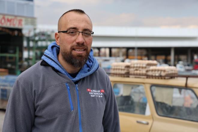 Kasalak, arabas�yla gezdirdi�i tavuklar�n� bazen araziye b�rak�yor. Kasalak, "Ye�illik bir ortam buldu�umda oraya sal�yorum orada yay�l�yorlar. K�ylere gidiyorum hatta kayboldum kendimi farkl� bir k�yde buldum, hayat�m bu �ekilde. Hayvanlarla u�ra�may� seviyorum. Hayvanlar bana ayr� bir huzur veriyor. Bu i�in maddi y�n�nden daha fazla, ben hayvanlarla vakit ge�irmeyi daha �ok seviyorum? dedi.