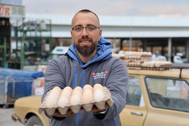 "SABAHTAN HAZIRLANIP �IKIYORUZ, HAYVANLARLA B�RL�KTE GEZ�YORUZ"    Kasalak art�k tavuklar�yla her g�n gezintiye ��k�yor.  Mehmet Kasalak, ke�fini ��yle anlatt�: ?Ben genellikle k�ylere gider tavuk toplay�p gelirim. Gelirken fark ettim, hayvanlar arabada huzurlu, rahat ve s�cak geliyorlar. Bu �ekilde akl�ma bir fikir geldi. �lk gezdirdi�imde 8 ila 10 aras�nda yumurta ald�m. Bakt�m hayvanlar�n rahat� g�zel. G�nl�k olarak tavuklar�m� gezdiriyorum. Baz� vatanda�lar gezen yumurta diye al�yor, kimisi de merak edip al�yor."