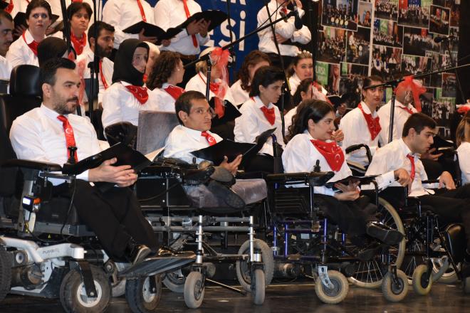 Farkndalk almalar  <br>zel gereksinimli rencilerin sosyal, kltrel ve sportif becerilerinin gelitirilmesi iin toplant, seminer, konferans, sosyal kltrel etkinlikler ve farkndalk faaliyetleri kapsamnda yl boyunca dzenlenen 48 etkinlie yaklak 6 bin kiinin katlm saland. Engelli bireyler ile yaknlarnn kendilerine verilen tm haklar, belediye hizmetleri ve nasl faydalanacaklar konusunda da yl boyunca 5032 kiiye danma ve ynlendirme hizmeti verildi. "Bir Ev Bir Dnya", "Spora Engel Yok", "Engelsiz Dart Takm", "Pastam Gltensiz Olsun" gibi projelerle engelli bireylerin kendilerini zel hissetmeleri saland. Pastam Gltensiz Olsun projesi kapsamnda 755 adet gltensiz pasta datlarak zel gereksinimli vatandalarn doum gnleri kutland.