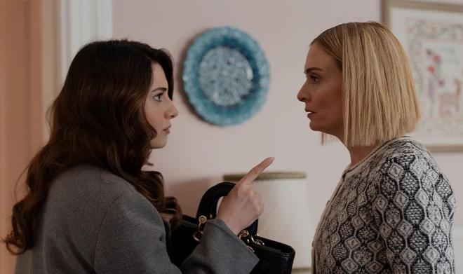 Sakla Beni'de srlar ortaya kyor! "ncila'nn ii artk daha zor" - 15  NAZ, NCLA HAKKINDAK GERE REND    Afife Filiz'in sylediklerine sinirlenip soluu Kont Ziya'nn yannda alrken; Kadir de Naz'a Filiz'in yaptklarn sordu. Sinirlenen Naz, annesine hesap sormaya gidip "Sen benim kuyumu kazyorsun" diye bard.    Naz'n sinirini yattramayan Filiz, "Yllardr yanndan ayrmadn, hizmetim dediin ncila kuzeninmi. Ben de yeni rendim" dedi.