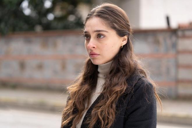 Naz, ncila'nn artk sadece onunla ilgileneceini syledikten sonra akam bir srpriz planladn ve kuafre gitmek istediini syledi. Ardndan Mete, eini kuafre gtrd. Kuafrde hazrlanmaya balayan Naz, annesini arayp akam yemei iin szleti.    ncila evde kalp Glten Hanm ile ilgilenirken bayld. Mete onu grnce nasl olduunu sordu. ncila da a olduu iin bayldn belirtti.