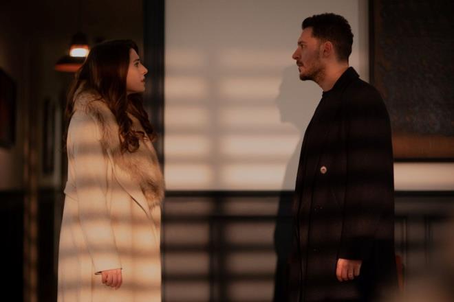 METE VE NCLA GDEMED    Sakla Beni son blmde; Mete'ye baba olacan syleyen Naz, onun aknlna "Mutlu olmadn" diye zlrken; ieride birinin olduu phesiyle eve dald.    Onun peinden giden Mete, koltuun arkasnda saklanan ncila'y grnce ok zlse de Naz'a oke olduunu belirtti. Ardndan da eini alp gitti.