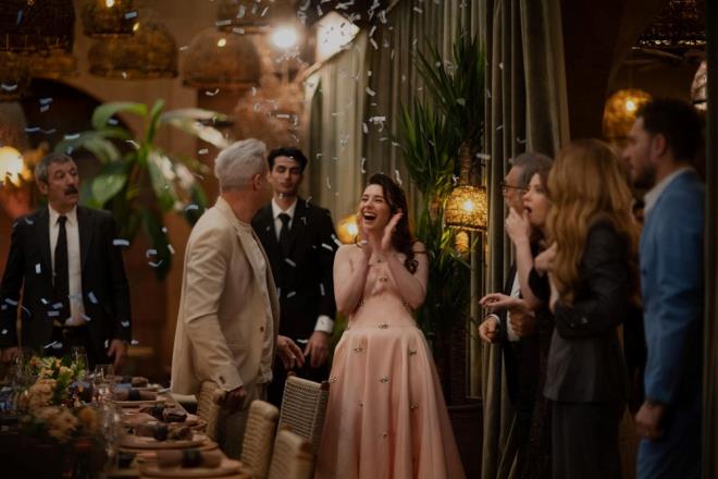 NAZ'DAN BEBEK MJDES    Ardndan Naz hem Mete'nin ailesini hem kendi ailesini ayn restoranda farkl masalarda bir araya getirdi.    Aradaki perdeyi amas iin ncila'y yollayan Naz, annesi onu gtrp hesap sorunca kendi geldi. Perdeyi aan ve iki aileyi biraraya getiren Naz, ortam gerilince "Hamileyim" dedi. Bebek haberi herkesi mutlu ederken, Atf ile Ziya arasndaki buzlar da eritti.