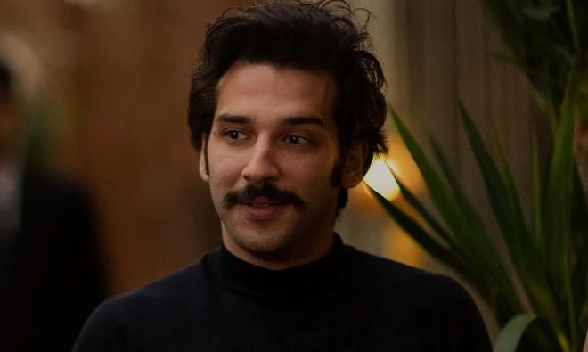 KADR'DEN NCLA'YA HEDYE    Herkes tek bir masada toplanrken, Naz'n davet ettii Kadir de geldi. Hep birlikte yemek yedikten sonra gitmek iin kalkan Kadir, ncila ile konumak istedi. Neden ayrldklarn soran Kadir, onun kalbinin arpmadn renince "Ayn ortama giriyoruz, arkada olalm" dedi. ncila bunu da kabul etmeyince ona bir hediye aldn syleyen Kadir, kolyeyi verip "Beni tan istiyorum" dedi.    Kadir gidince ncila'nn yanna gelen Mete, kskanln belli edip "Dedemle konutum, 'ncila'nn istemedii hibir ey olmayacak' dedi" ifadelerini kulland.