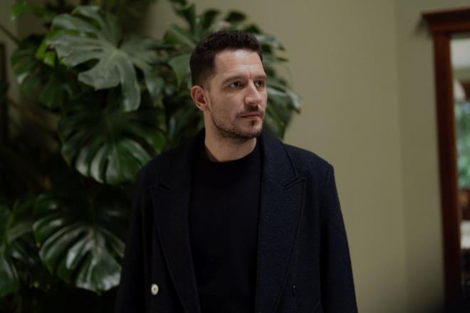 FLZ LE AFFE TANITI    Ertesi sabah annesinin terapi iin hazr olduunu ve iyilemek istediini duyan Mete, mutlu olurken; Kadir'in yanna gitti. kili o srada otopark iin gelen adamlarla kavga etti.    Ardndan Naz'n isteiyle drd bulutu. Bu srada Afife ve Kadir'in annesiyle gren Filiz, "ocuklar bartrn, btn dn masraflarn halledeyim. Dzce'den istedii yerden ev alaym. Baka ihtiyalar da varsa syleyin" dedi.