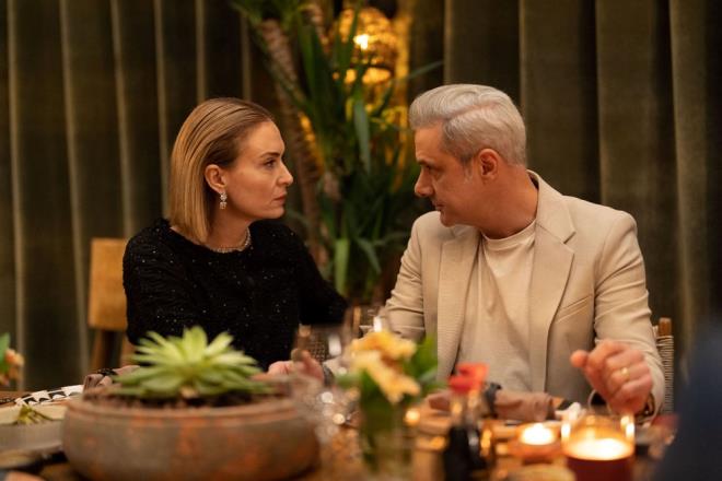 "NCLA BABAMIN TORUNUYMU"    O srada Mberra'nn evinde ncila'y bekleyen Kadir, Afife'nin "Kza izin ver, bunaltma evladm" dnden sonra otele dnd.    Ayn anlarda Filiz de ei zzet'e "ncila babamn torunuymu" dedi. zzet ise byk bir ok yaad. Filiz, Mberra ile ncila'nn intikam iin ie girdii teorisini retirken; Cemile sayesinde yalya geldiklerini hatrlad.    Ertesi sabah onu sktran Filiz, kahvalt sofrasnda da Ozan ve ncila iinin bittiini syleyince babas Atf ile tartt.