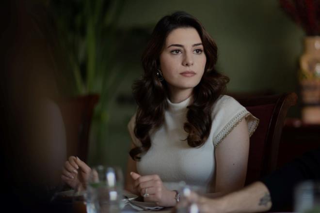 NAZ'DAN NCLA'YA: BENDEN BAKA KY YOK SANA    Akam yemek iin hazrlanan Naz, mutfakta Zarife'ye "Ho geldin" derken; Fahrnnisa, Mete ile ncila'nn bavullarla geldiini haber verdi.    Buna bozulan Naz, ncila'y odasna arp hesap sorarken; ncila kovulduu iin Mete'nin kendisine yardm ettiini syledi. ncila'nn istifa etmekte kararl olmasna iyice sinirlenen Naz, "Senin tek ailen benim. Benden baka ky yok sana" dedi.